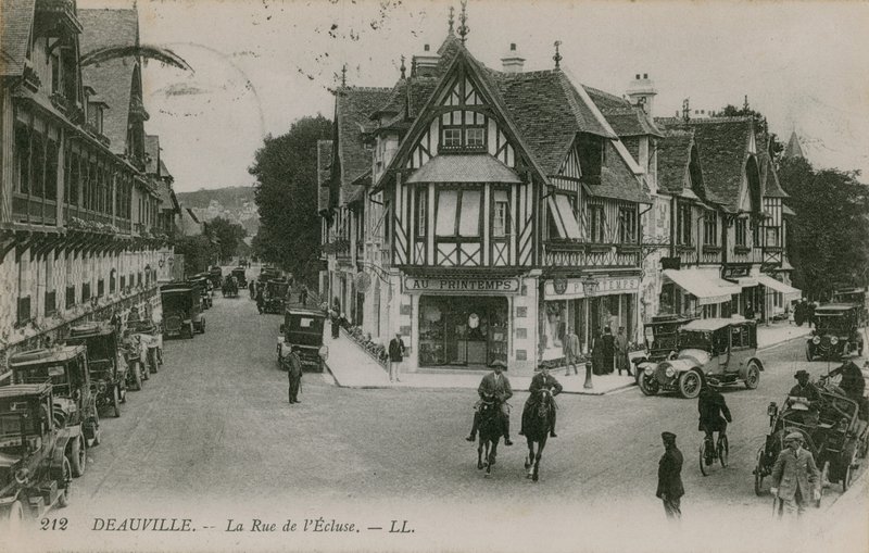 Deauville, La Rue de lEcluse. Pohlednice odeslána v roce 1913. od French Photographer
