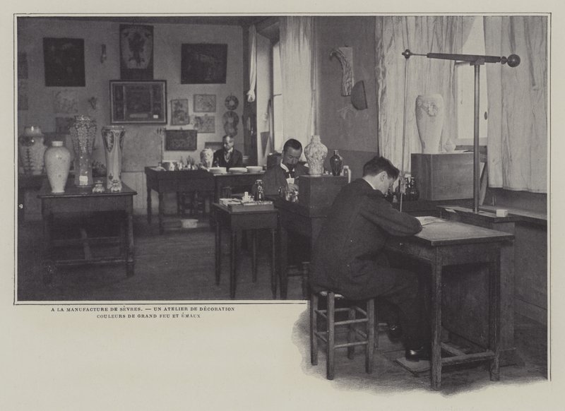 Dekorační dílna v porcelánce Sevres, Francie (č/b foto) od French Photographer