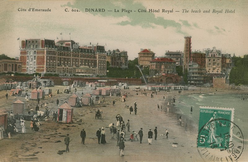 Dinard - pláž a Royal Hotel. Pohlednice odeslána v roce 1913. od French Photographer