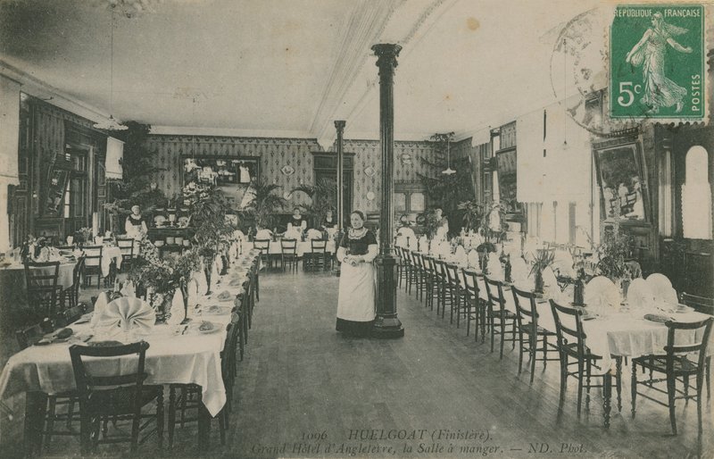 Jídelna hotelu Grand Hotel dAngleterre, Huelgoat, Bretaň. Pohlednice odeslána v roce 1913. od French Photographer
