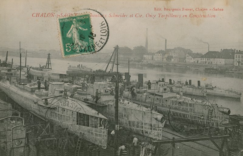 Jedenáct torpédových člunů ve výstavbě Schneider and Co v Chalon-sur-Saone ve východní Francii. Pohlednice odeslána v roce 1913. od French Photographer