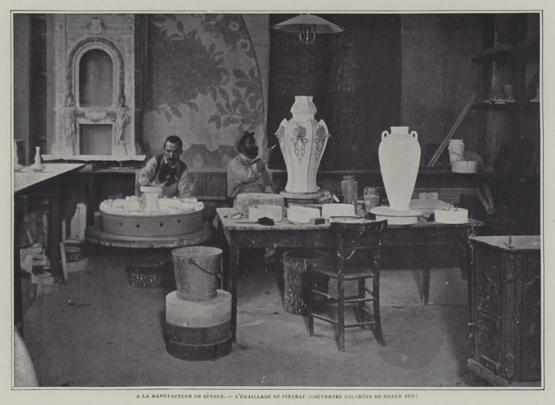 Smaltování štětcem v porcelánce Sevres, Francie (č/b foto) od French Photographer