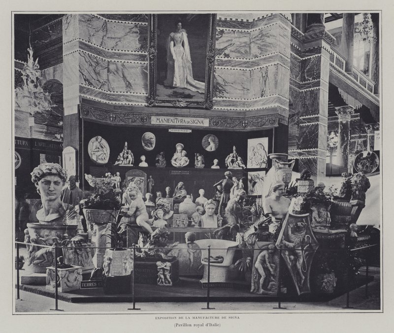 Výstava zboží z továrny Signa, Florencie, v italském pavilonu na Exposition Universelle 1900, Paříž (čb foto) od French Photographer
