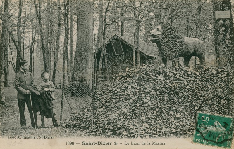 Otec a syn se dívají na sochu lva v Saint Dizier. Pohlednice odeslaná v roce 1913. Vydala Library of A Gauthier. od French Photographer