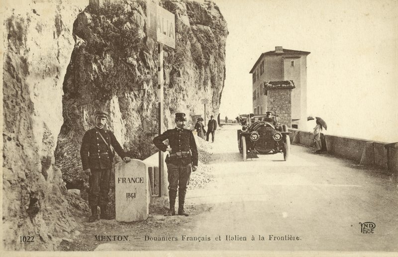 Francouzsko-italská hranice, Menton (černobílá fotografie) od French Photographer