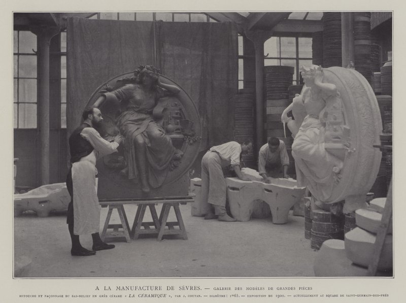 Galerie velkých kusů v porcelánce Sevres, Francie (č/b foto) od French Photographer