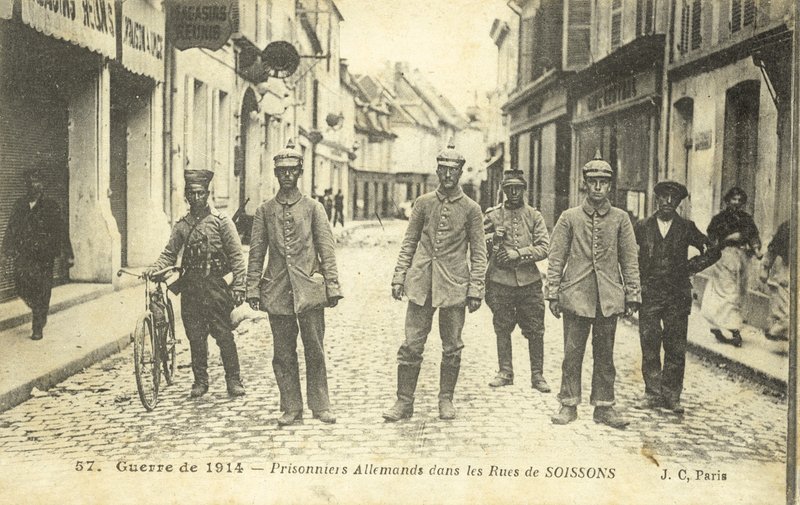 Němečtí zajatci v ulicích Soissons, Francie, první světová válka (č/b foto) od French Photographer