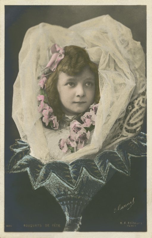 Dívka v květu (barevné foto) od French Photographer