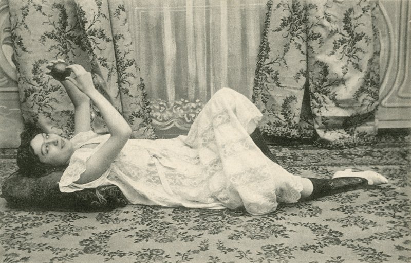 Dívka, ležící na podlaze, držící míč nad hlavou (černobílá fotografie) od French Photographer