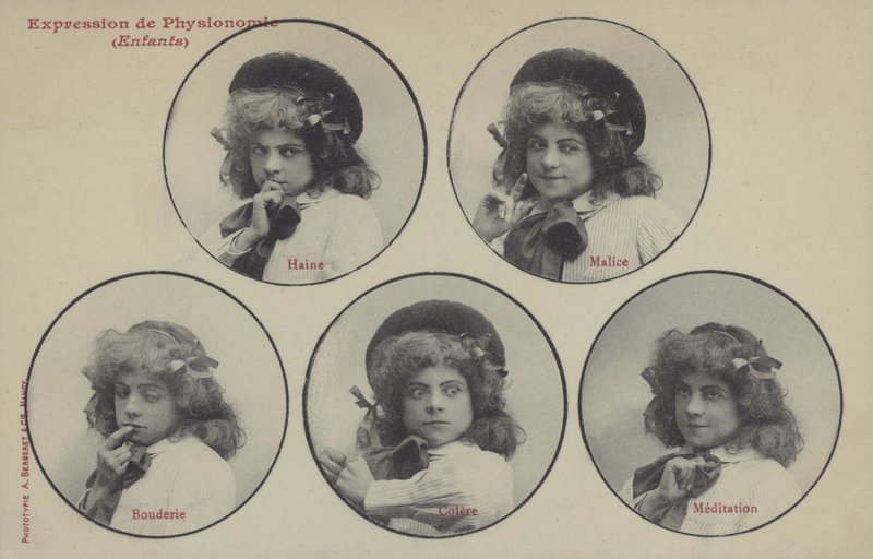 Dívka přitahující obličeje (černobílá fotografie) od French Photographer