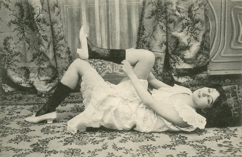 Dívka si vytahuje ponožky (černobílá fotografie) od French Photographer