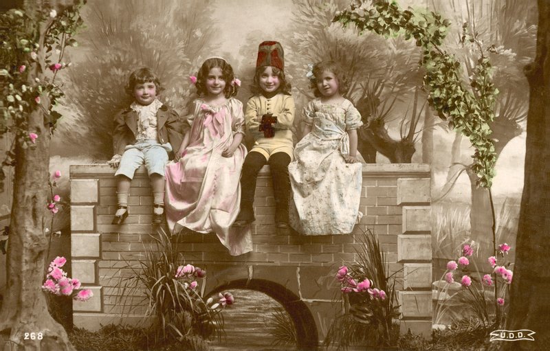 Dívky a chlapci sedí na okraji mostu od French Photographer