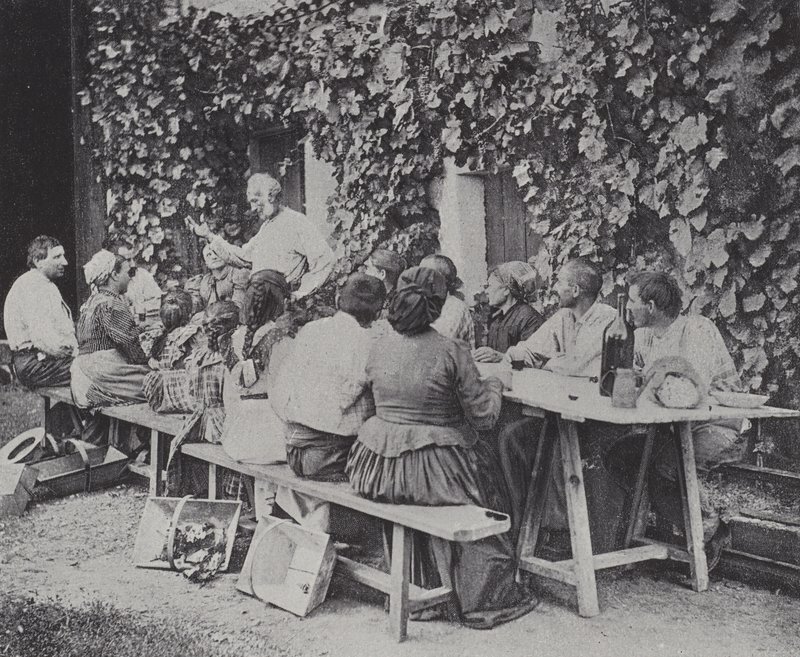 Sběrači hroznů obědvají (černobílá fotografie) od French Photographer