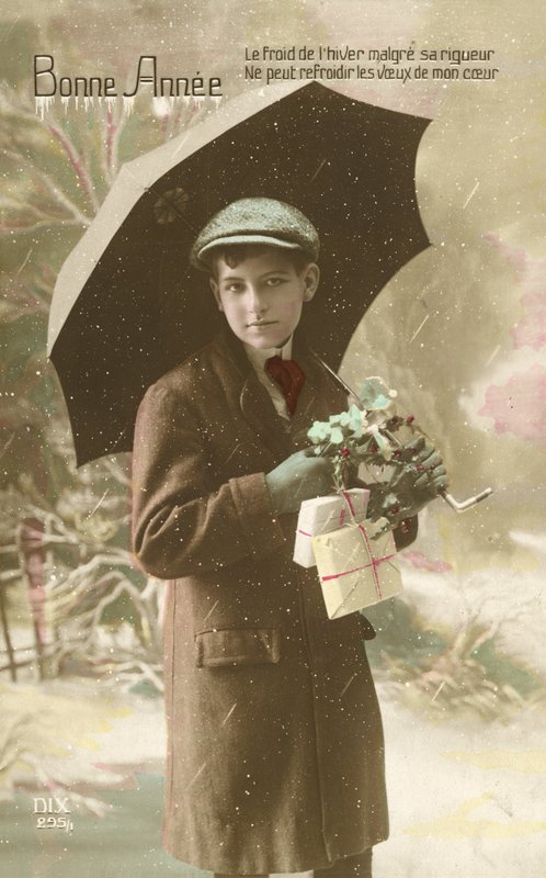 Pohledný, dobře oblečený chlapec, stojící ve sněhu s deštníkem (barevné foto) od French Photographer