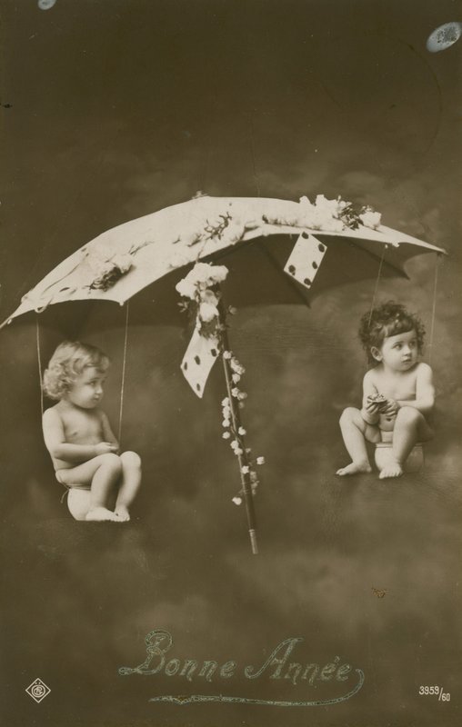 Pohlednice se dvěma dětmi zavěšenými na deštníku, zaslaná v roce 1913. od French Photographer