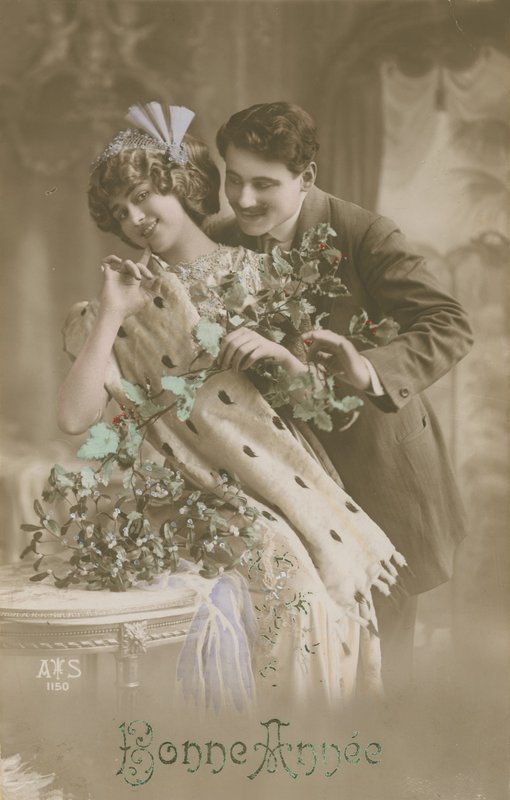 Šťastný nový rok blahopřání s romantickým párem držícím jmelí, 1913 (ručně kolorovaná fotografie) od French Photographer