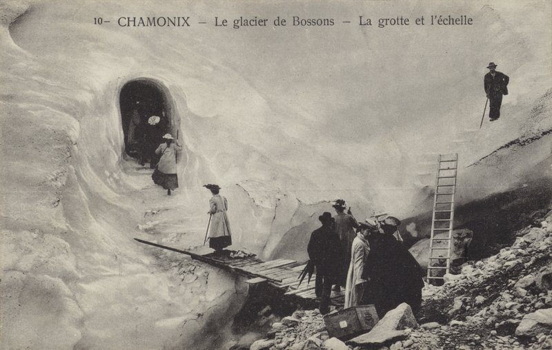 Ledová jeskyně a žebřík, Bossons Glacier, Chamonix, Francie (černobílá fotografie) od French Photographer