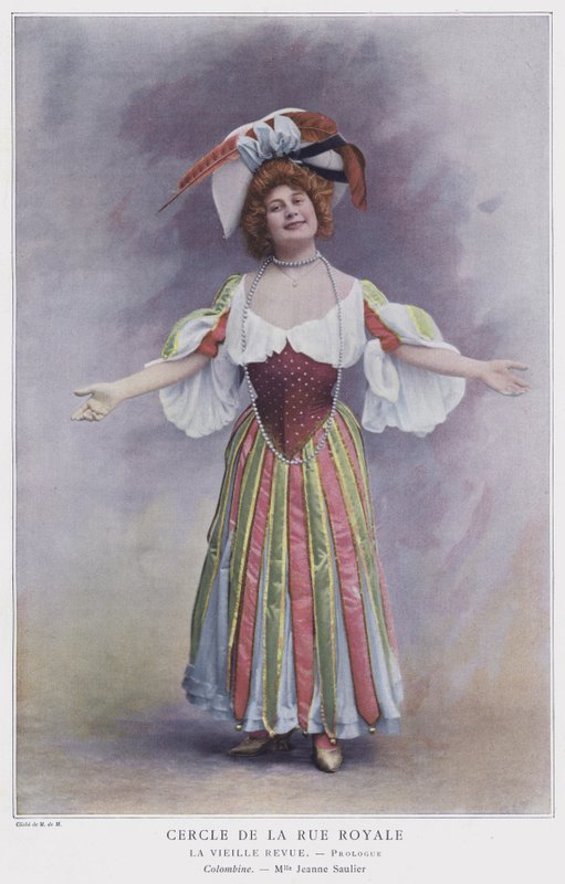 Jeanne Saulier jako Colombine v La Vieille Revue (barevné foto) od French Photographer