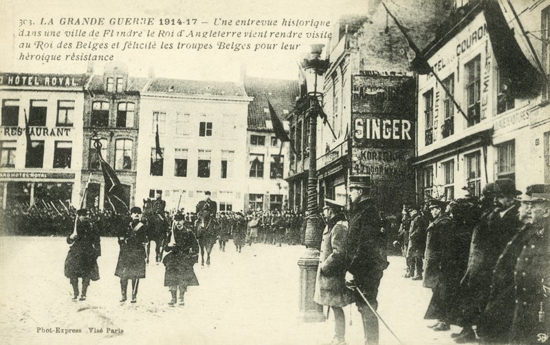 Král Jiří V. a král Albert I. na návštěvě vesnice ve Flandrech (černobílá fotografie) od French Photographer