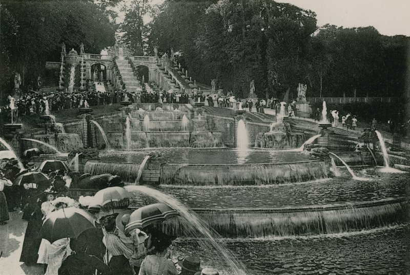 La Cascade le Jour des Grandes Eaux, vodopád, den vodních děl (fotoryt) od French Photographer