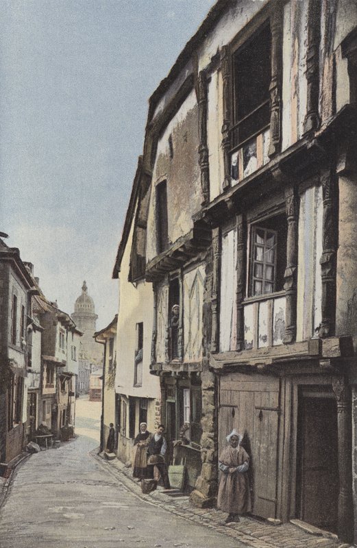 Lamballe, ulice vedoucí ke kostelu od French Photographer