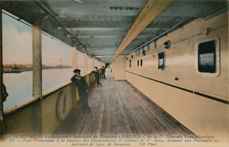 Le Havre - vnitrozemí SS France, zaoceánský parník vlastněný Compagnie Generale Transatlantique. Promenádní paluba o délce 135 metrů ve výšce kabin první třídy. Pohlednice odeslána v roce 1913. od French Photographer