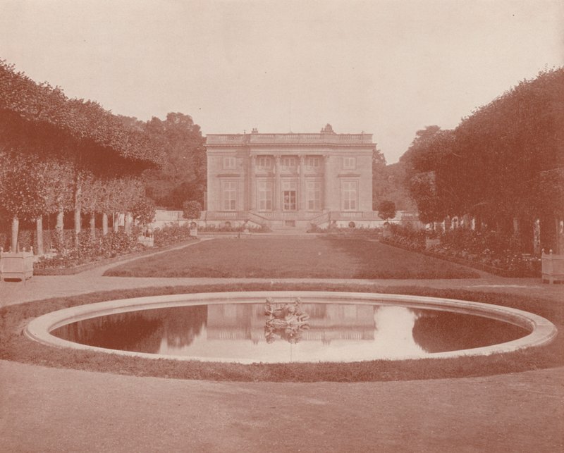 Malý Trianon, Versailles (černobílá fotografie) od French Photographer