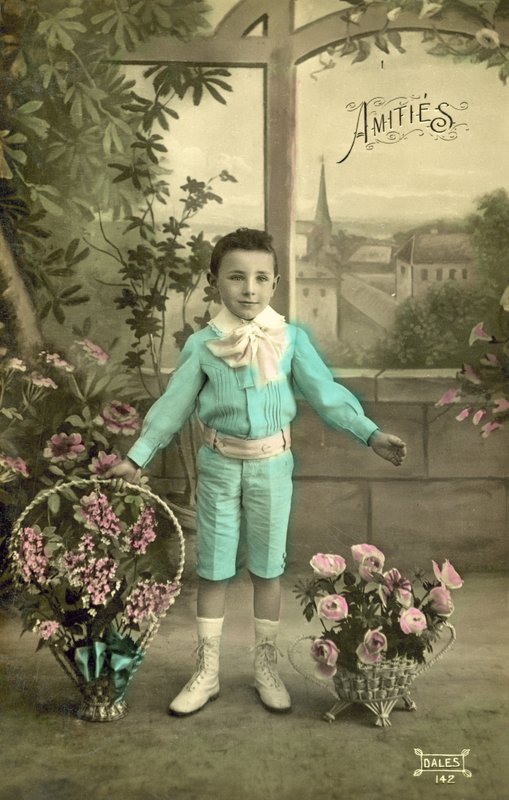 Malý chlapec v modrém (barevné foto) od French Photographer