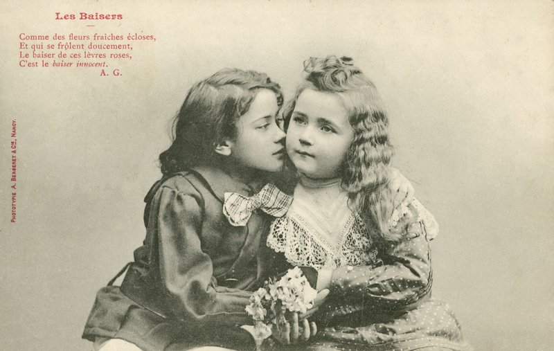 Malý chlapec líbá malou holčičku (černobílá fotografie) od French Photographer