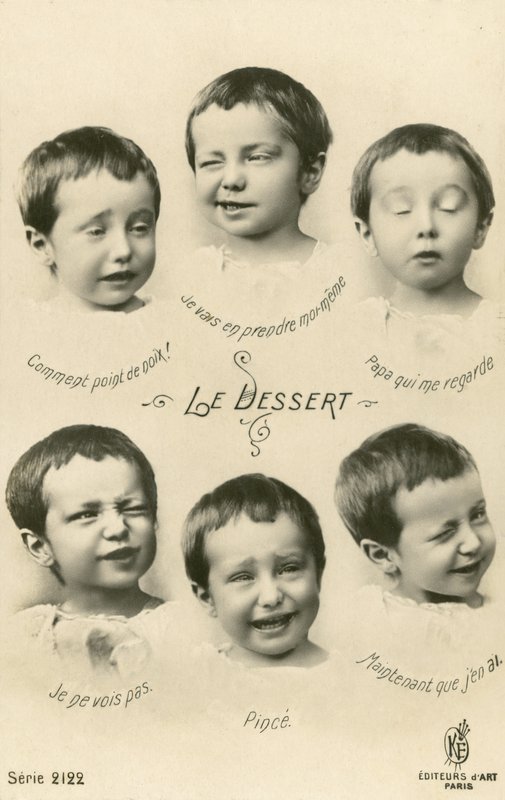 Malý chlapec přitahující obličeje (černobílá fotografie) od French Photographer