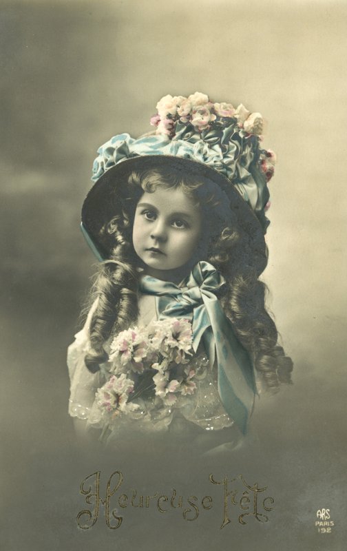 Holčička ve velkém klobouku (barevná fotografie) od French Photographer