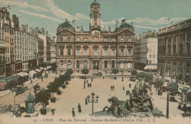 Lyon - Place des Terreaux - Bartholdiho fontána a radnice. Pohlednice odeslána v roce 1913. od French Photographer
