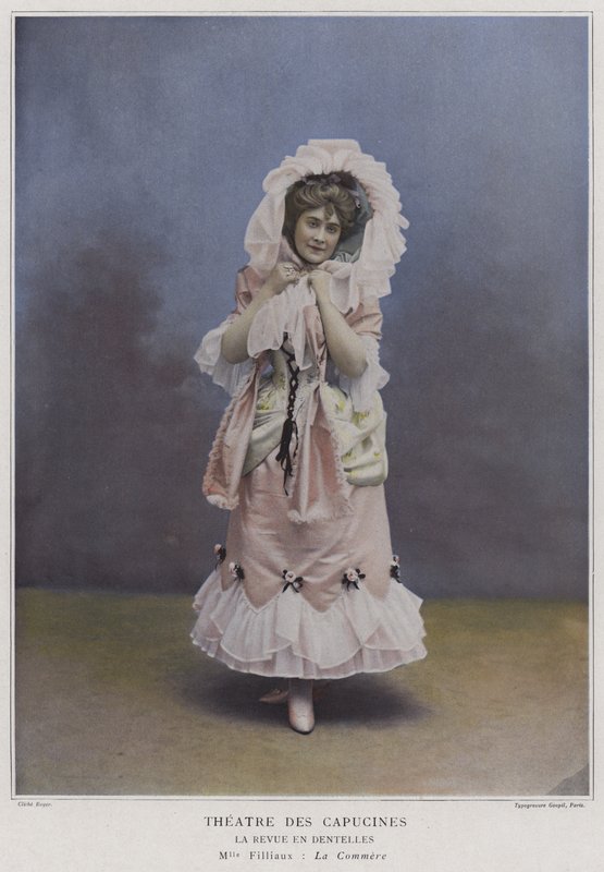 Mademoiselle Filliaux jako La Commere v La Revue des Dentelles (barevné foto) od French Photographer