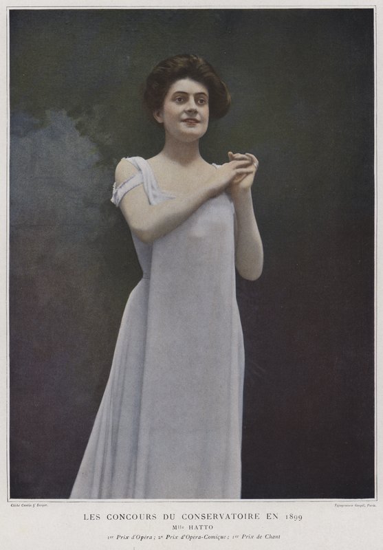Mademoiselle Hatto, oceněná zpěvačka na soutěžích na Conservatoire de Paris, 1899 (barevné foto) od French Photographer