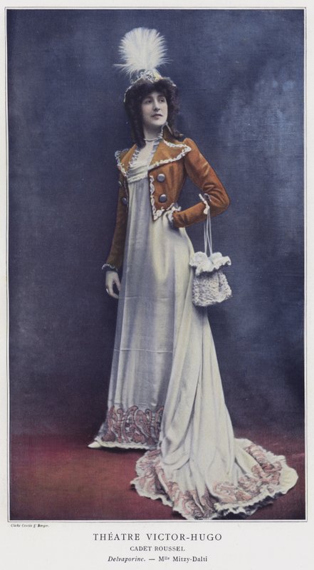 Mademoiselle Mitzy-Dalti jako Delvaporine v Cadet Roussel (barevná fotografie) od French Photographer