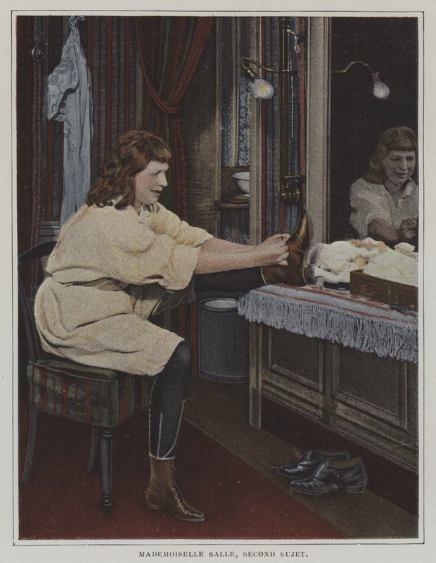 Mademoiselle Salle, druhý sujet, ve své šatně (barevné foto) od French Photographer