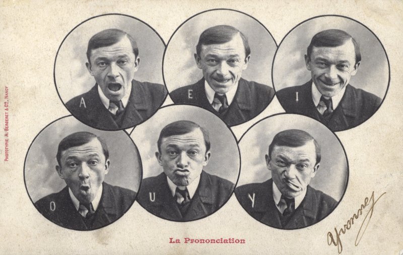 Muž přitahující obličeje (černobílá fotografie) od French Photographer