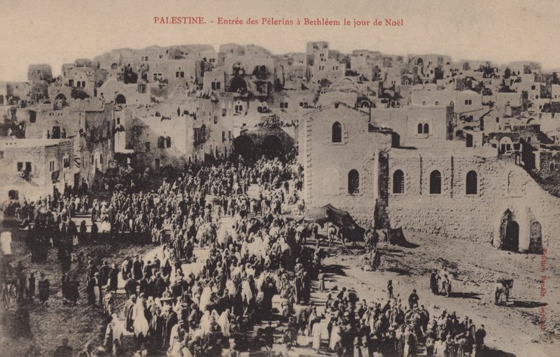 Palestina, vstup poutníků do Betléma na Štědrý den od French Photographer