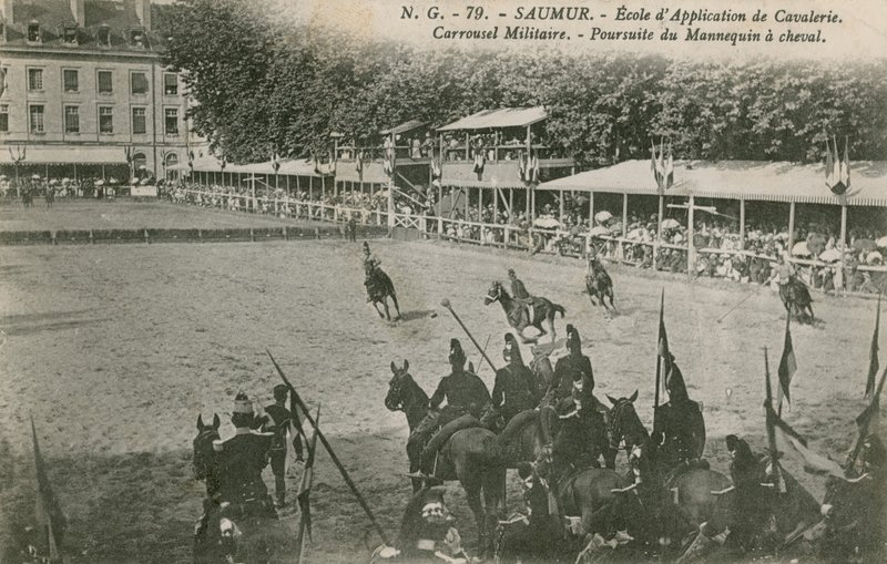 Přehlídka v jezdecké škole v Saumuru. Pohlednice odeslána v roce 1913. od French Photographer