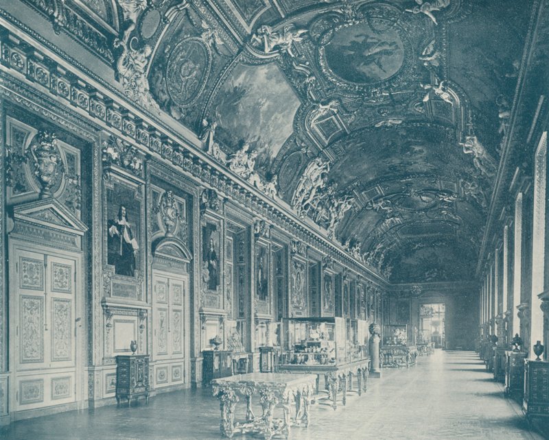 Paříž: Apollonova galerie, muzeum Louvre, pohled na sever (černobílá fotografie) od French Photographer