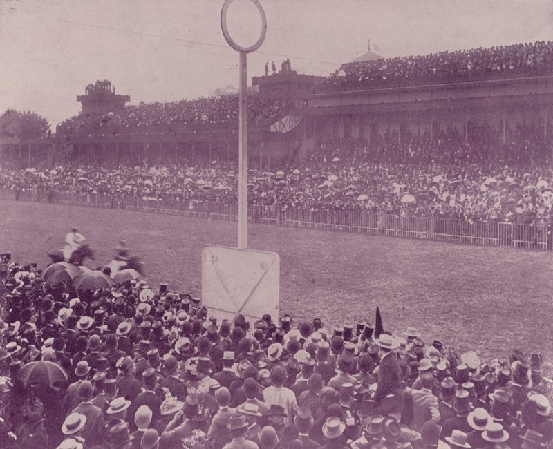 Paříž: Závodní den v Longchamps (černobílá fotografie) od French Photographer