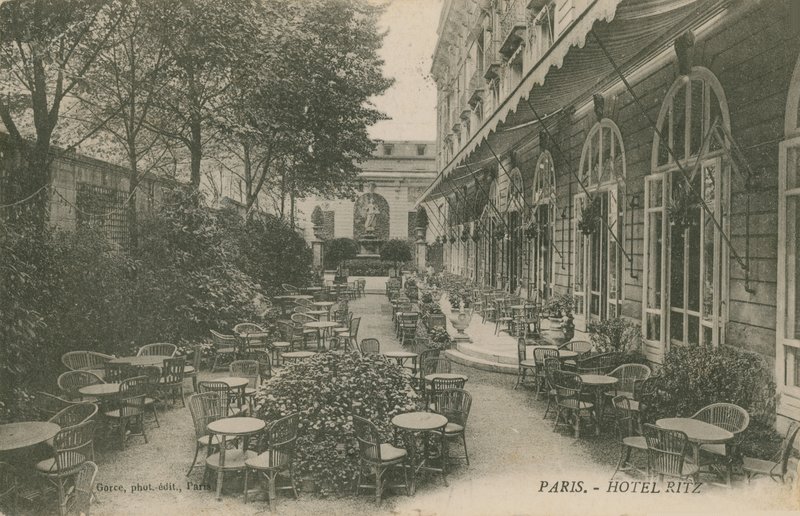 Patio hotelu Ritz, Paříž. Pohlednice odeslána v roce 1913. od French Photographer