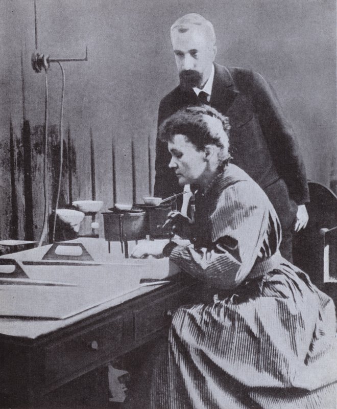 Pierre a Marie Curie, objevitelé radia, ve své laboratoři na pařížské univerzitě, 1898 od French Photographer