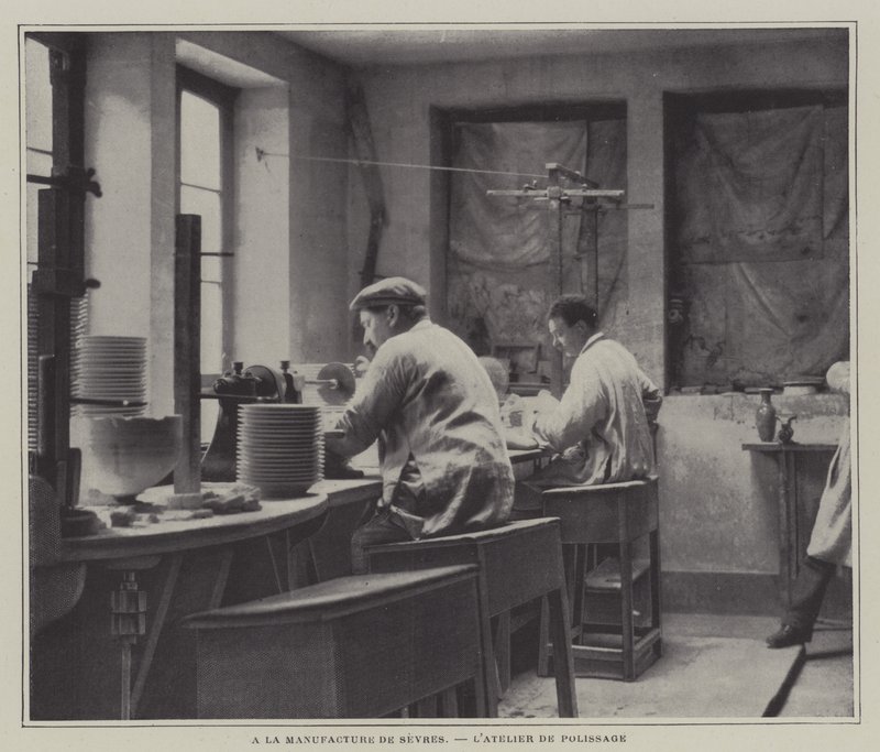 Leštící dílna v porcelánce Sevres, Francie (č/b foto) od French Photographer