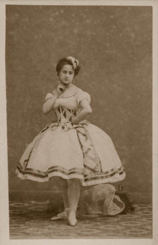 Portrét tanečnice (černobílá fotografie) od French Photographer