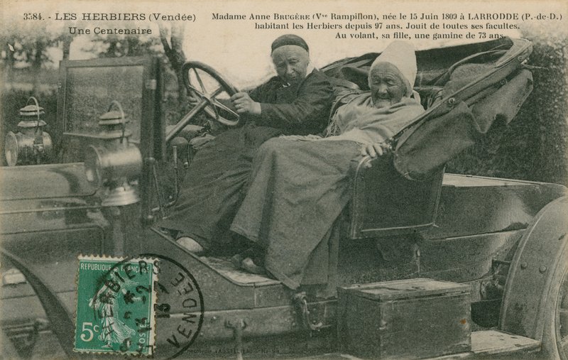 Pohlednice Madame Anne Brugere v motorovém voze se svou dcerou ve věku 73 let, Les Herbiers, odeslaná v roce 1913 od French Photographer