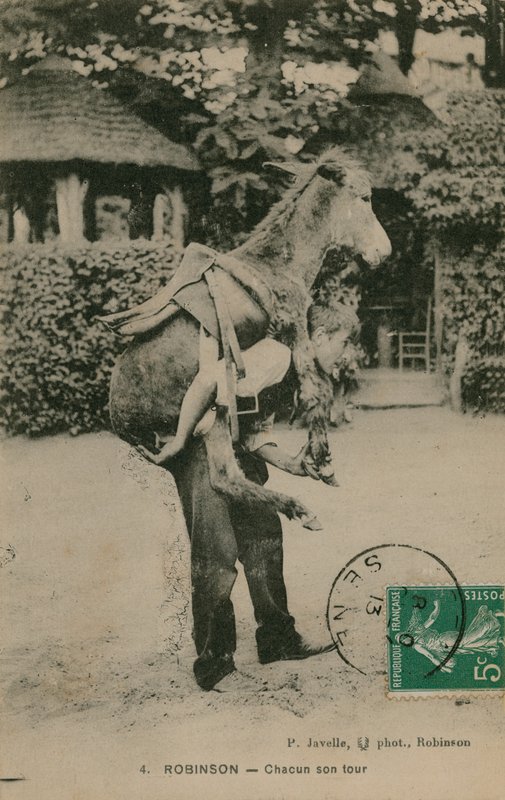 Pohlednice muže nesoucího osla, odeslaná v roce 1913 od French Photographer