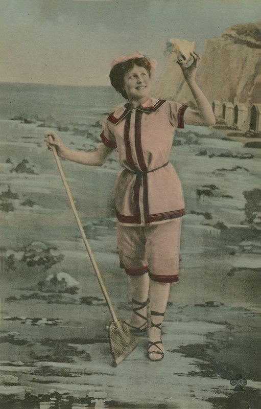 Pohlednice ženy držící rybářskou síť a mušli, zaslaná v roce 1913 (ručně kolorovaná fotografie) od French Photographer