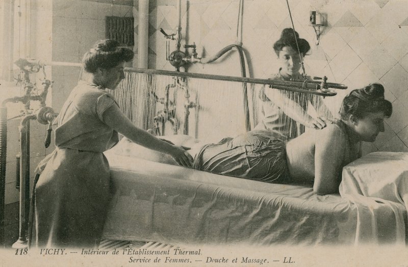 Pohlednice ženy, která dostává sprchu a masáž v termálních lázních ve Vichy, odeslaná v roce 1913 od French Photographer