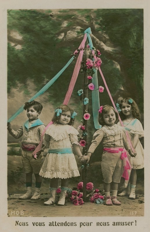 Pohlednice dětí stojících kolem májky, odeslána v roce 1913 (ručně kolorovaná fotografie) od French Photographer